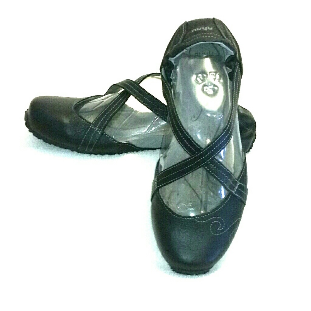AHNU KARMA SIZE 8 YOGA-INSPIRED FLATS